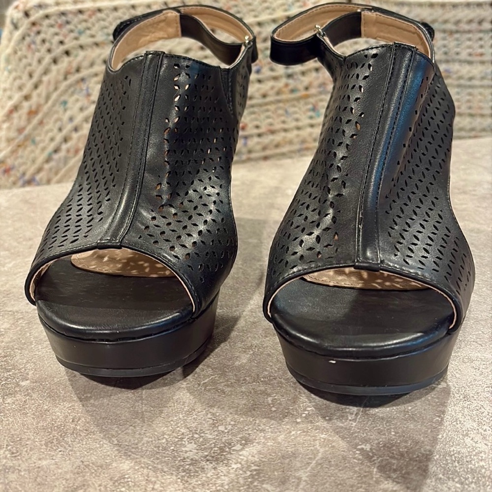 Black leather upper wedge heel sandals